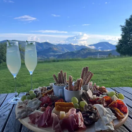 Farm stay Na Skaluc - Country Estate & Glamping Trobni Dol